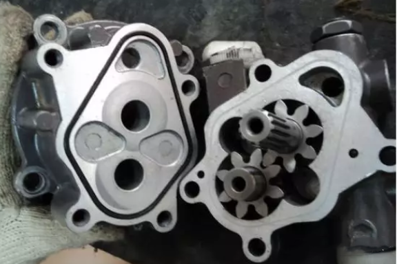 挖掘機先導(dǎo)泵壓力怎么調(diào)解？